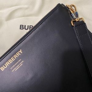 Burberry horesferry print pouch. Black. Unisex